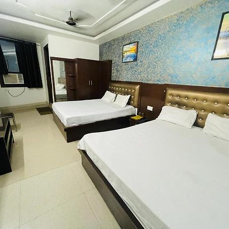 Premium Boston Rooms Family Hotel Agra  Bagian luar foto