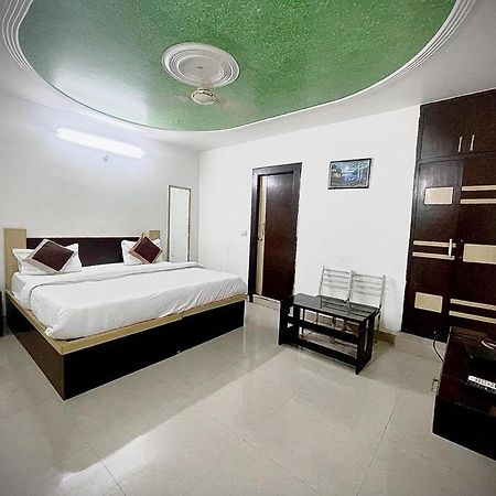 Premium Boston Rooms Family Hotel Agra  Bagian luar foto