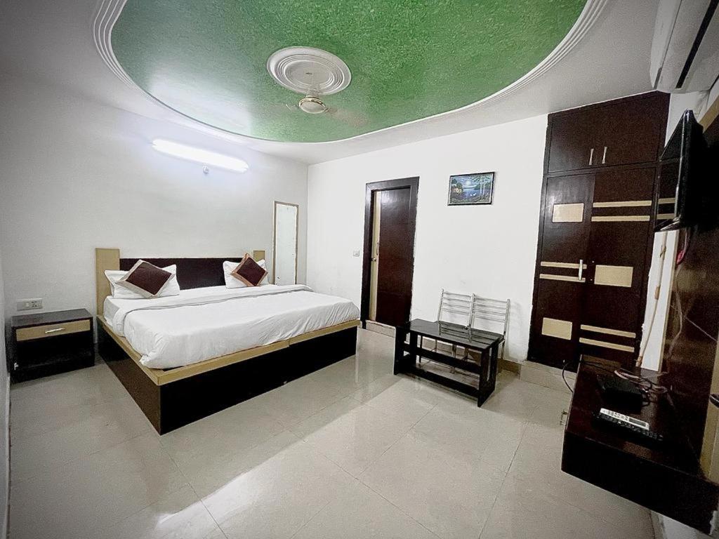 Premium Boston Rooms Family Hotel Agra  Bagian luar foto