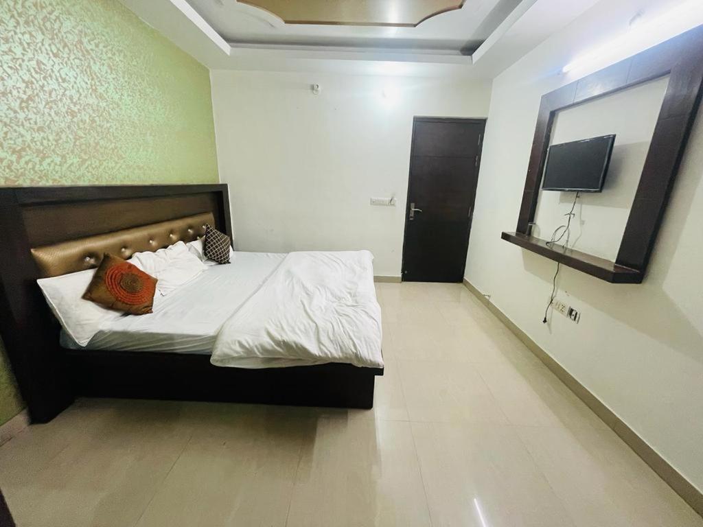 Premium Boston Rooms Family Hotel Agra  Bagian luar foto